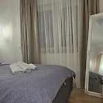Bella *